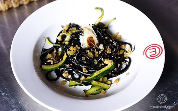 Spaghetti al nero di seppia e zucchine a julienne