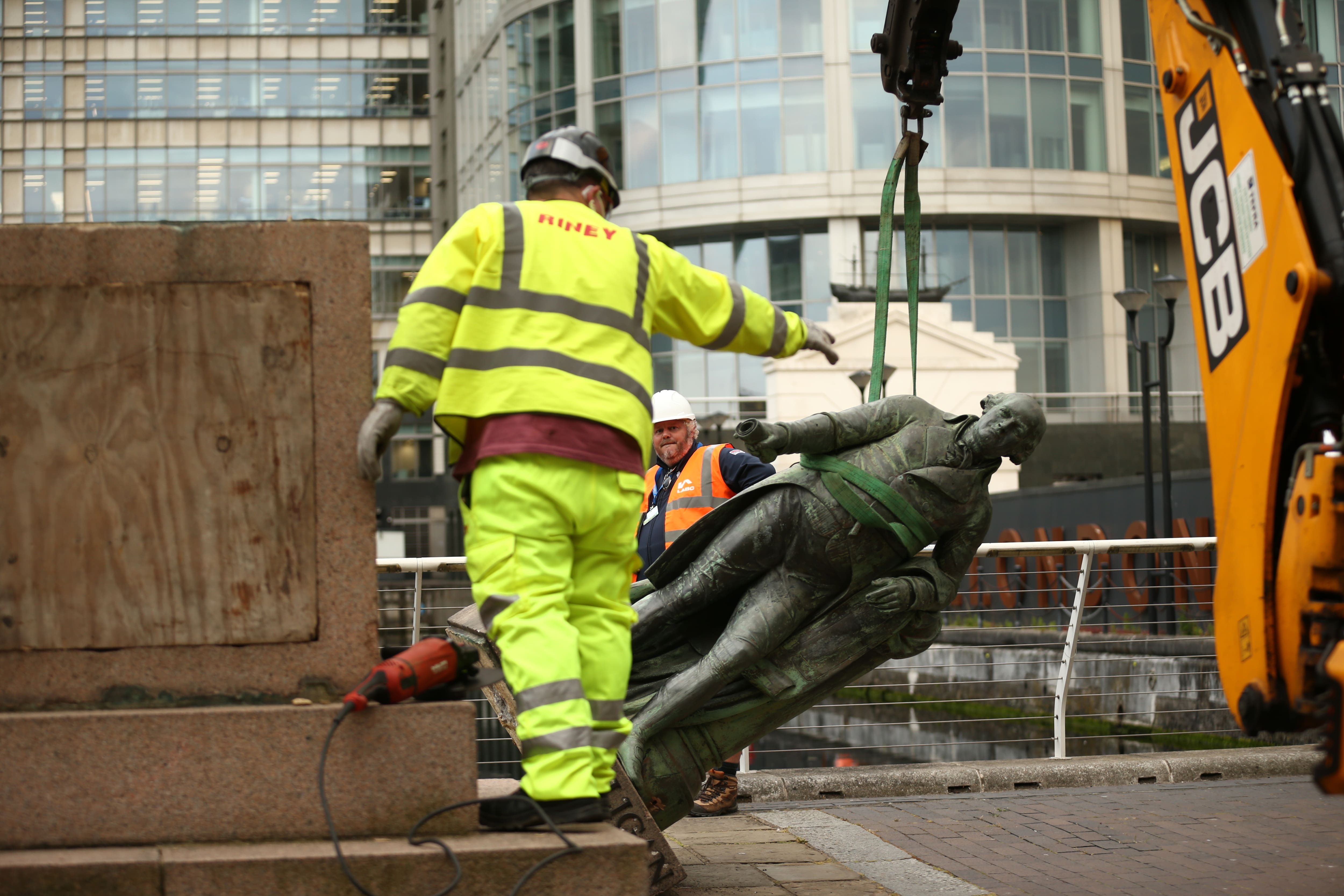 Workers take down a statue of slave owner Robert Milligan at West India Quay, east London as Labour councils across England and Wales will begin reviewing monuments and statues in their towns and cities, after a protest saw anti-racism campaigners tear down a statue of a slave trader in Bristol. (Yui Mok / IPA/Fotogramma, London - 2020-06-09) p.s. la foto e' utilizzabile nel rispetto del contesto in cui e' stata scattata, e senza intento diffamatorio del decoro delle persone rappresentate