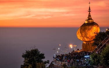 La pagoda in bilico sulla roccia