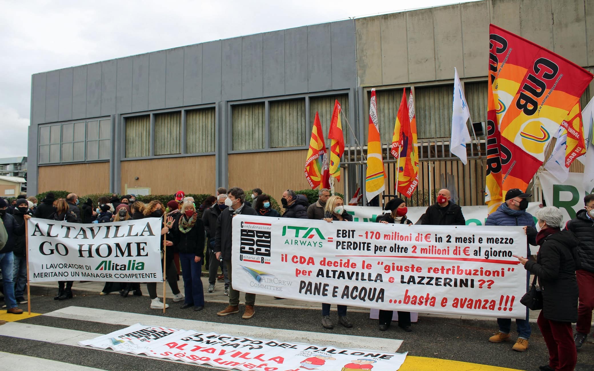 Ex lavoratori Alitalia manifestano questa mattina con un presidio organizzato da Cub Trasporti, Usb, Air Crew Committe (Comitato personale aereo navigante) e Navaid (associazione nazionale del personale navigante del trasporto aereo) nell'area tecnica di Fiumicino davanti alla sede di Ita Airways che oggi vede riunirsi il Cda per il via libero al piano strategico quinquennale della società, Roma, 31 gennaio 2022. ANSA/TELENEWS