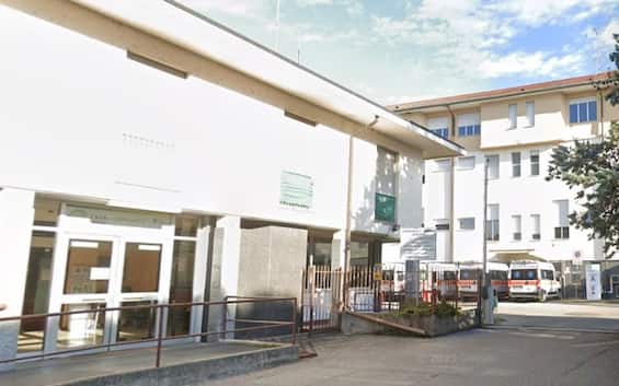 Varese, anziano entra in ospedale con una pistola e uccide la moglie. Poi si suicida