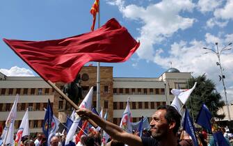 epaselect epa12067036 Activists of far left parties attend a rally to mark International Workers' Day in Skopje, Republic of North Macedonia, 01 May 2025. Labor Day, or May Day, is an annual holiday that takes place on 01 May celebrating laborers, their rights, achievements, and contributions to society.  EPA/GEORGI LICOVSKI