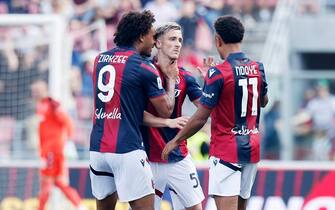Bologna's  Alexis Saelemaekers      jubilates with his teammates after scoring the goal during the Italian Serie A soccer match Bologna FC vs Udinese Calcio at Renato Dall'Ara stadium in Bologna, Italy, 28 April 2024. ANSA /SERENA CAMPANINI
