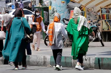 Iranian women walk in a street of Tehran, Iran, 12 July 2022. ANSA/ABEDIN TAHERKENAREH
