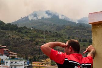 epa10807289 Smoke is seen from Santa Ursula as a forest fire continues to burn land, in Santa Ursula, Tenerife, Canary Islands, Spain, 19 August 2023. The fire that started15 August 2023, has already burnt 5,000 hectares and forced the evacuation of almost 4,500 people over the night.  EPA/ALBERTO VALDES