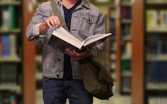 Studente universitario in una biblioteca