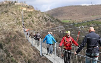 Inaugurazione e attraversamento del ponte tibetano a Sellano, 23 marzo 2024. Ansa/Gianluigi Basilietti