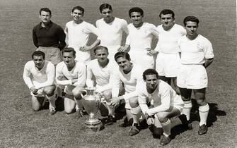 PARIS- JUNE 13:  The Real Madrid line up before the Champions League Final football match against Stade Reims on June 13, 1956 in Paris, France. (Back Row L to R)  Juan Alonso, Atienza II, Marquitos, Lesmes, Munoz, Zarraga. (Front Row L to R)  Joseito, Marsal, Di Stefano, Rial, Gento.