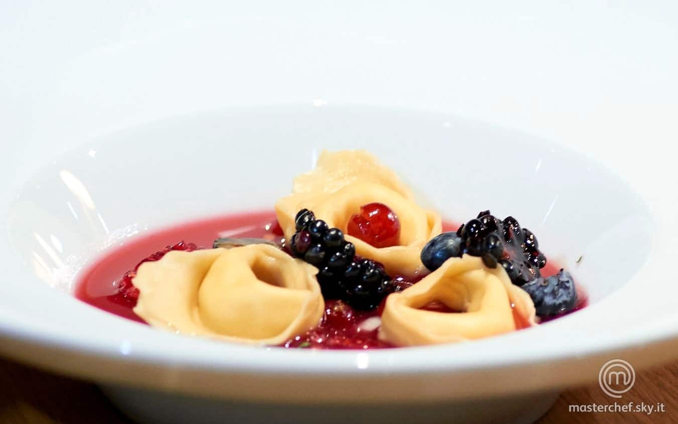 Tortelli ricotta e arancia candita su brodo speziato ai frutti rossi 