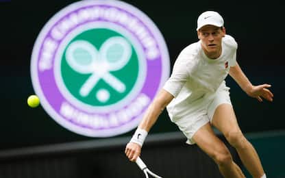 epa12198985 Jannik Sinner of Italy practises at Wimbledon Centre Court with Daniil Medvedev of Russia ahead of the Wimbledon Championships in London, Britain, 26 June 2025. The Wimbledon Championships 2025 will be played from 30 June to 13 July 2025.  EPA/TOLGA AKMEN