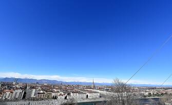 Forti raffiche di vento a Torino, 11 febbraio 2020. ANSA/ ALESSANDRO DI MARCO