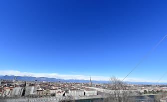 Forti raffiche di vento a Torino, 11 febbraio 2020. ANSA/ ALESSANDRO DI MARCO