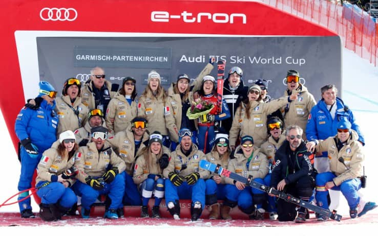 La squadra italiana festeggia dopo la discesa di Garmish (foto Getty)