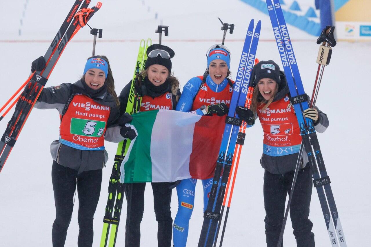 L'esultanza delle atlete azzurre dopo la medaglia