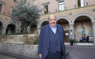 Maurizio Costanzo posa per i fotografi a margine della consegna del premio ''Gensini'' alla carriera nella sede della facoltà di Scienze della Comunicazione all'Università la Sapienza di Roma, 27 settembre 2013. 
ANSA/CLAUDIO PERI