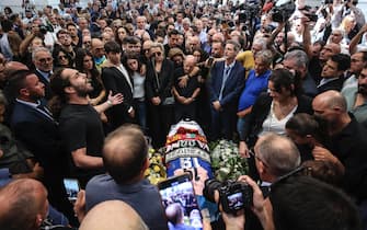 funerali totò schillaci Una folla di persone accompagna il feretro del calciatore Totò Schillaci all'uscita dalla Cattedrale di Palermo dove si sono tenuti i funerali, 20 settembre 2024. ANSA/IGOR PETYX