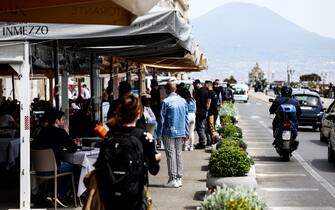 Napoli 26-04-2021 zona Gialla riapertura per bar e ristoranti con posti all’aperto nella foto folla di genti ai ristoranti sul lungomare 
(Newfotosud Alessandro Garofalo) (Napoli - 2021-04-26, NAPOLIPRESS) p.s. la foto e' utilizzabile nel rispetto del contesto in cui e' stata scattata, e senza intento diffamatorio del decoro delle persone rappresentate