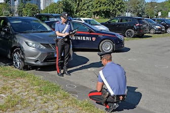 Sopralluogo dei carabinieri nel parco di via Ovidio, all'angolo con via Roma, dove nella notte c'è stata una sparatoria in strada, Cologno Monzese, 7 agosto 2023. ANSA/ SERGIO PONTORIERO