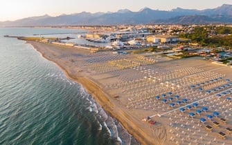 Seaside establishments along cost and beach of Versilia, Tuscany, opening season at the end of Covid19 lockdown phase 2 emergency positioning beach umbrellas and deckchairs following the new sanitary rules as respecting 5 meters of distance between itself due contain Covid19 spread, Viareggio 28 May 2020.
(Ansa foto Fabio Muzzi)