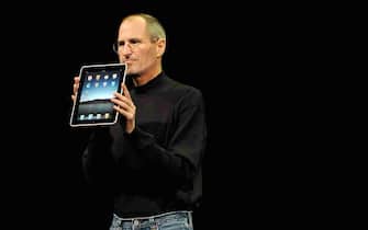 epa08095834 PICTURES OF THE DECADE 

Apple CEO and co-founder Steve Jobs unveils the iPad during an Apple event at the Yerba Buena Center for the Arts Theater in San Francisco, California, USA, 27 January 2010.  EPA/JOHN G. MABANGLO *** Local Caption *** 02008161