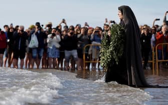 Venerdì Santo a Valencia epa12038431 A faithful carries a wreath during a Good Friday procession of the Savior Christ as part of Holy Week celebrations in Valencia, Spain, 18 April 2025. EPA/ANA ESCOBAR