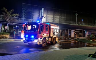 I vigili del fuoco di Catania sono intervenuti per spegnere  un incendio divampato nell’area arrivi dell'aeroporto internazionale Vincenzo Bellini.  ANSA/ORIETTA SCARDINO