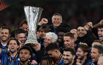 epa11361733 Head coach of Bergamo, Gian Piero Gasperini, holds the trophy as he celebrates with his team after winning the UEFA Europa League Final soccer match of Atalanta BC against Bayer 04 Leverkusen, in Dublin, Ireland, 22 May 2024.  EPA/DAMIEN EAGERS