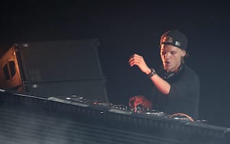 epa04288701 Tim Bergling, better known as Swedish progressive house DJ Avicii (R) performs his set during his '#TRUETOUR' at Barclays Center in Brooklyn, New York, USA, 28 June 2014.  EPA/JASON SZENES