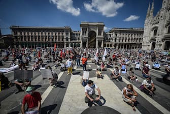 Manifestazione in piazza Duomo contro la giunta Fontana della Regione Lombardia per la gestione della sanità durante l’emergenza coronavirus Covid-19