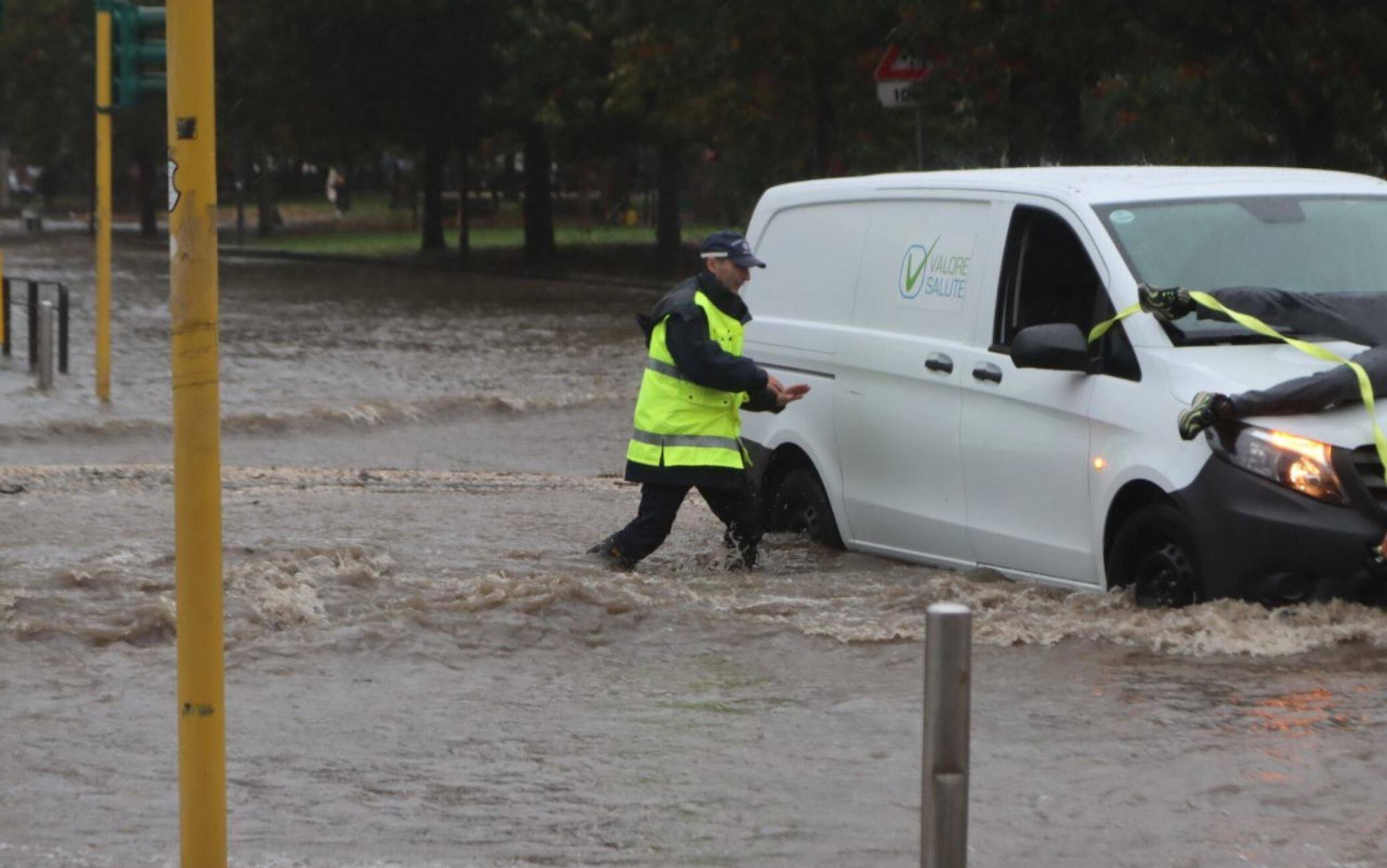 Maltempo, Nubifragio Su Milano. Esonda Il Seveso: Strade Allagate E ...