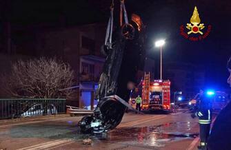 È ancora in corso l'identificazione delle vittime morte nell'incidente avvenuto la scorsa notte a Portogruaro, dove un'auto è finita in un canale. Secondo una prima ricostruzione, la vettura - una Bmw nera - proveniva da Viale Venezia, in Borgo Sant'Agnese, quando nell'affrontare una curva è andata dritta, sfondando il guardrail e precipitando nel fiume Reghena. I sommozzatori stanno scandagliando il corso d'acqua alla ricerca di quella che potrebbe essere una quarta vittima, di cui al momento non vi è certezza. 
ANSA/ Vigili del Fuoco ANSA PROVIDES ACCESS TO THIS HANDOUT PHOTO TO BE USED SOLELY TO ILLUSTRATE NEWS REPORTING OR COMMENTARY ON THE FACTS OR EVENTS DEPICTED IN THIS IMAGE; NO ARCHIVING; NO LICENSING NPK