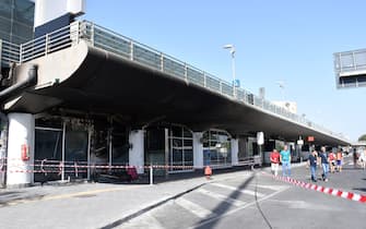L’aeroporto di Catania chiuso fino al prossimo mercoledì a causa dell’incendio scoppiato la notte scorsa nell’area arrivi.  ANSA/ORIETTA SCARDINO