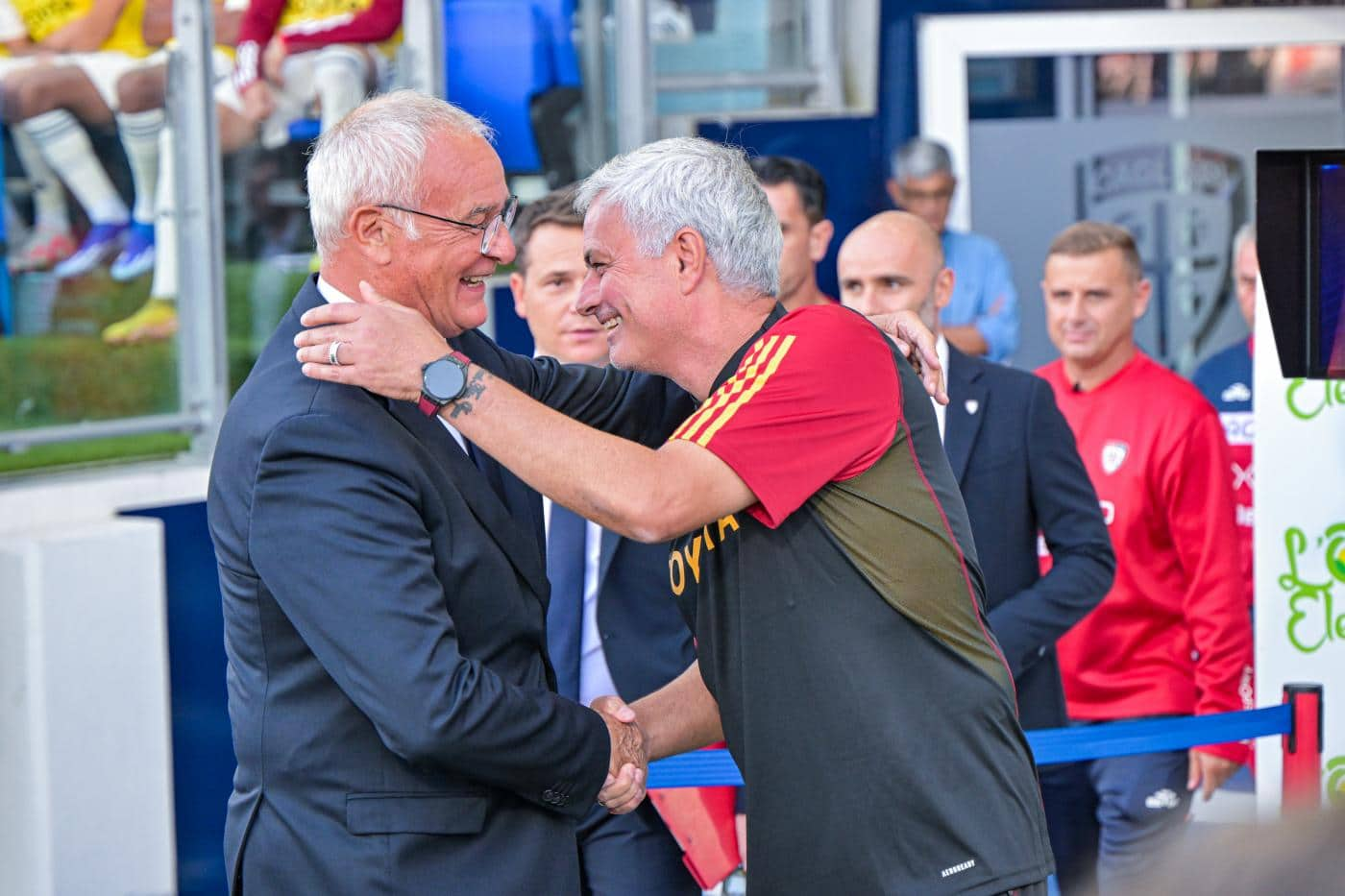 Bell'abbraccio Mou-Ranieri tra le due panchine. 