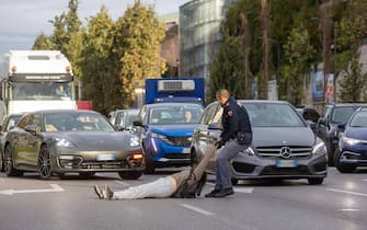 Foto Stefano Porta/LaPresse 16-10-2023 Milano, Italia - Cronaca - Gli attivisti di Ultima Generazione bloccano il traffico all’incrocio fra Viale Scarampo e Via Colleoni

October 16, 2023 Milan, Italy - News - Gli attivisti di Ultima Generazione bloccano il traffico all'incrocio tra Viale Scarampo e Via Colleoni