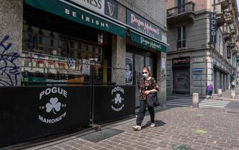 Milano, Emergenza Coronavirus, Fase 2 - Il pub Pogue Mahone's decide di auto chiudersi perché i clienti non rispettano le norme anti Coronavirus.