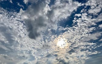 cielo con nuvole e sole
