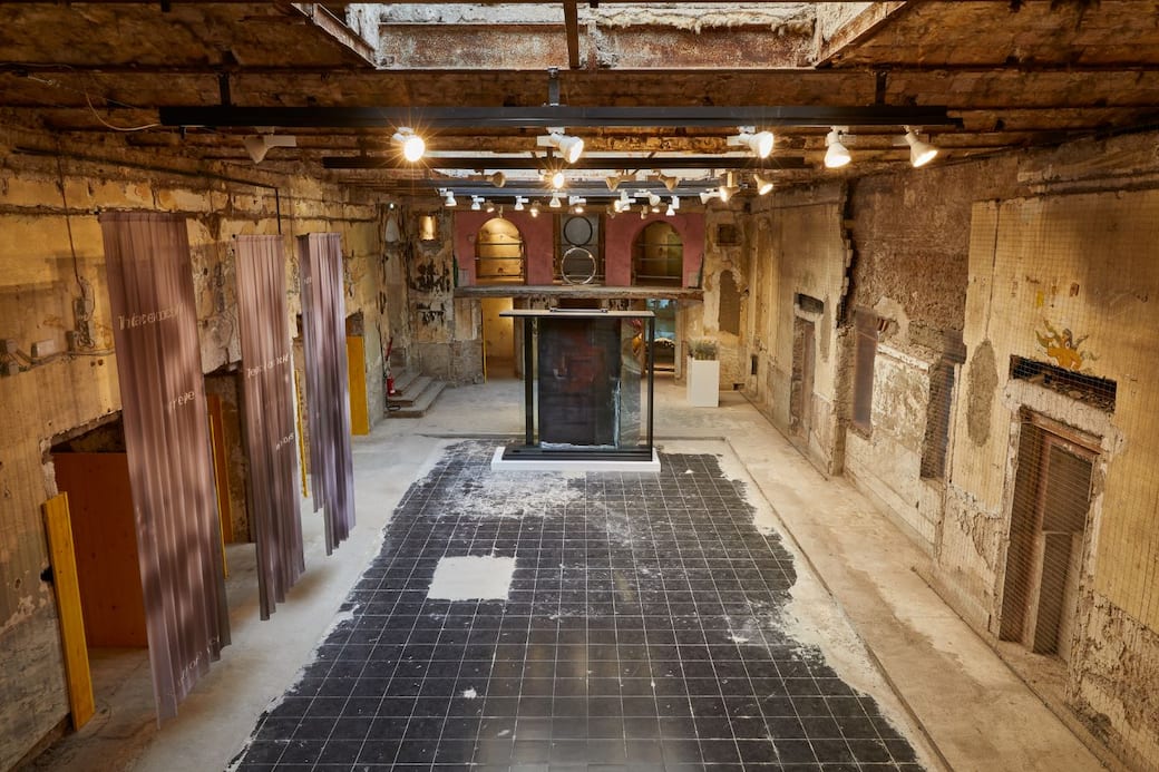 Veduta della mostra, Chi esce entra, Via Gregoriana 9, Roma, 2025. Crediti: Enrico Fontolan, Bibliotheca Hertziana–Istituto Max Planck per la storia dell’arte