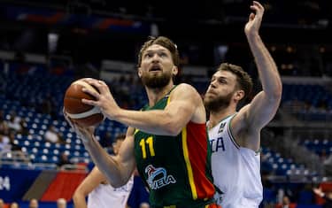 Ο Ιταλός Nicolo Melli (R) πιέζει τον Λιθουανό Domantas Sabonis κατά τη διάρκεια του αγώνα μπάσκετ του προκριματικού τουρνουά μπάσκετ της FIBA ​​ανδρών 2024 μεταξύ Ιταλίας και Λιθουανίας στο Σαν Χουάν του Πουέρτο Ρίκο, στις 6 Ιουλίου 2024. (Φωτογραφία Ricardo ARDPUENGO)