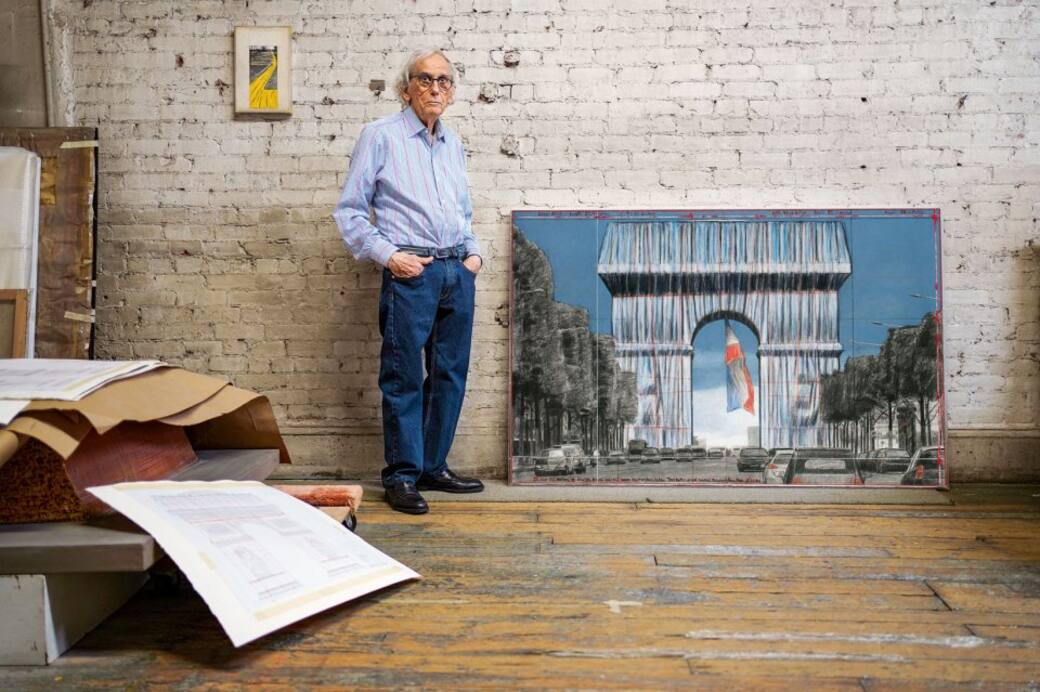 Christo_in_his_studio_with_the_large_drawing_L’Arc_de_Triomphe_Wrapped._Courtesy_Taschen.jpg