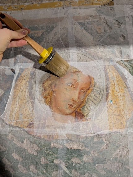 Una delle fasi del restauro degli affreschi della Chiesa di Santa Maria di Pomposa. Courtesy Musei nazionali di Bologna - Direzione regionale Musei Nazionali Emilia-Romagna