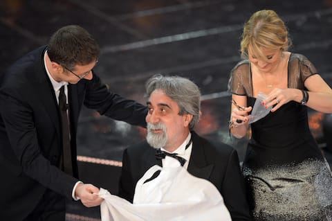 Luciana Littizzetto taglia la barba in diretta al maestro Beppe Vessicchio (C) sul palco del teatro Ariston durante la terza serata del Festival di Sanremo, 14 febbraio 2013.
ANSA/CLAUDIO ONORATI