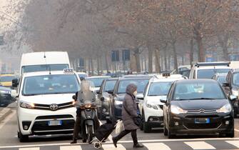 Smog e traffico a Milano, 19 gennaio 2021. ANSA / PAOLO SALMOIRAGO