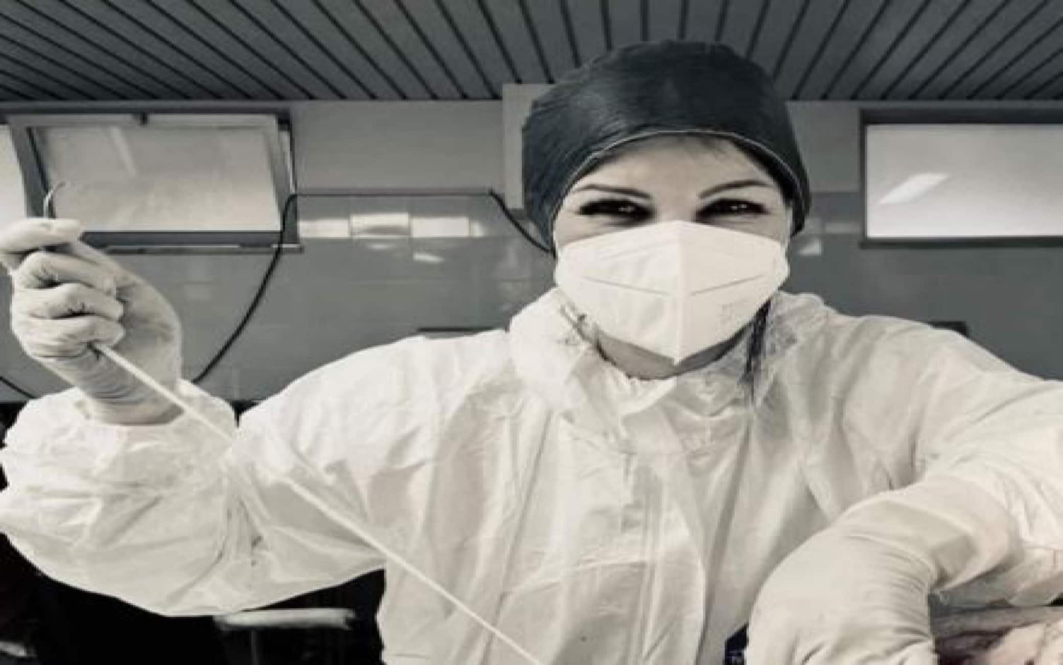 Brindisi, operatrice sanitaria si fa fotografare mentre sutura un cadavere  e pubblica le immagini | Sky TG24