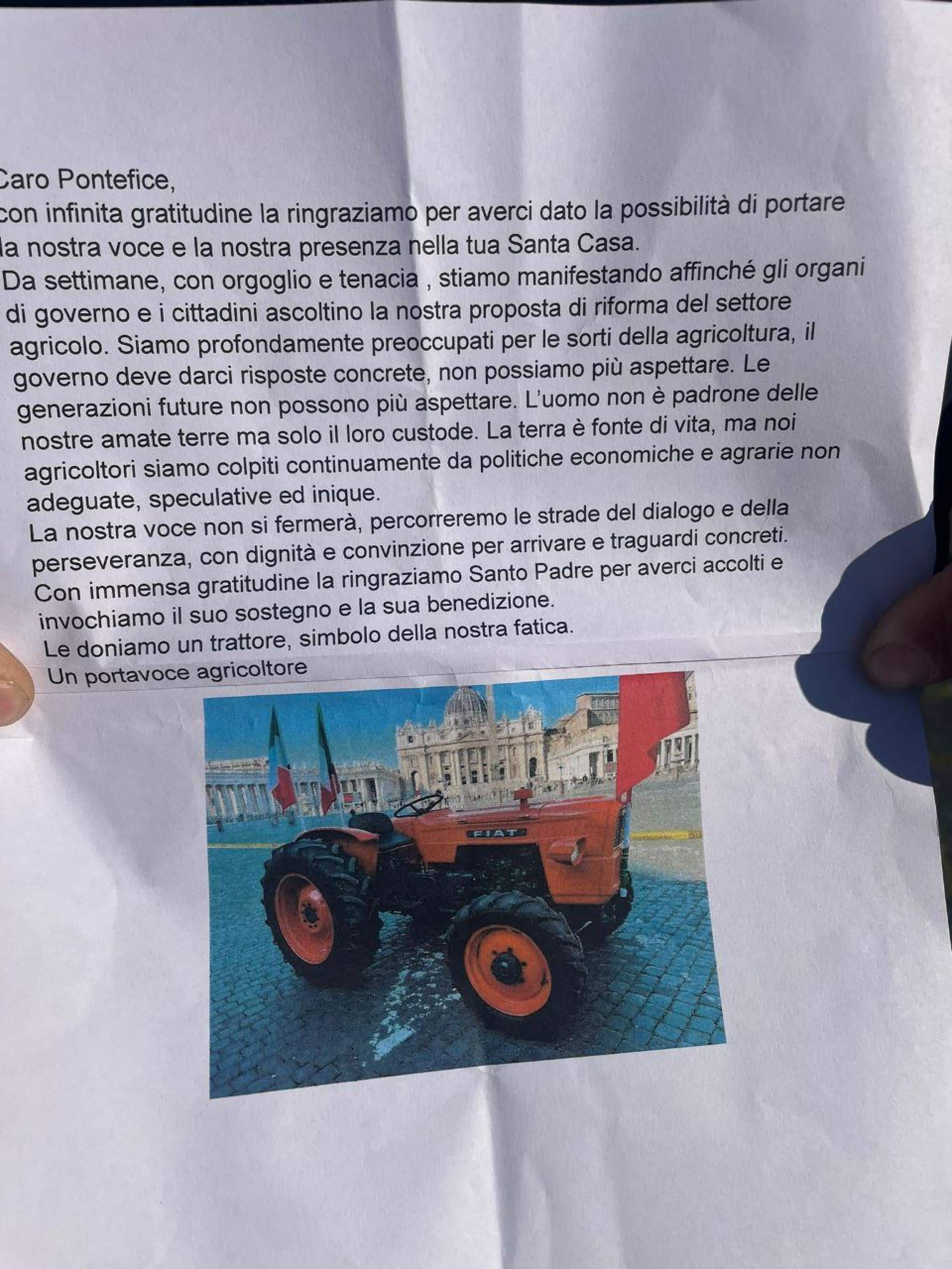 "Con immensa gratitudine la ringraziamo Santo Padre per averci accolti e invochiamo il suo sostegno e la sua benedizione. Le doniamo un trattore, simbolo della nostra fatica". Così gli agricoltori che saranno oggi in piazza San Pietro per l'Angelus, in una lettera a Papa Francesco. "Da settimane, con orgoglio e tenacia, stiamo manifestando affinché gli organi di governo e i cittadini ascoltino la nostra proposta di riforma del settore agricolo" aggiungono nella lettera. La delegazione del Maf (Movimenti agricoli federati) è giunta nei pressi di piazza San Pietro con un mezzo agricolo.
ANSA/MANUELA TULLI