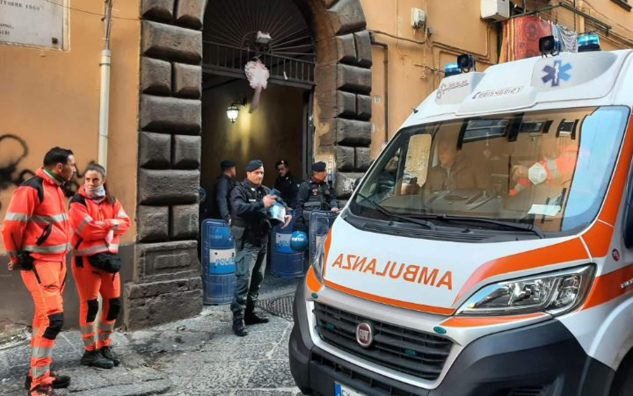 Forze dell'ordine sono entrate nel palazzo di via Egiziaca a Pizzofalcone, a Napoli, ribattezzato il 'palazzo della camorra' per eseguire lo sgombero che era stato disposto dal gip del Tribunale di Napoli lo scorso 10 novembre nei confronti delle 16 famiglie che lo occupavano abusivamente, alcune delle quali legate da vincoli di parentela con esponenti della criminalità organizzata. ANSA