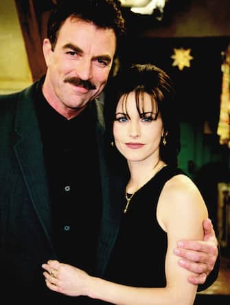 LIBRARY. USA. Courteney Cox and Tom Selleck   in the ©Warner Bros. TV series : Friends - season 2 ( 1994-2004 ) 
Ref:   LMK106-J6677-220420
Supplied by LMKMEDIA. Editorial Only.
Landmark Media is not the copyright owner of these Film or TV stills but provides a service only for recognised Media outlets. pictures@lmkmedia.com