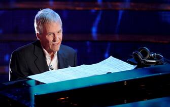 epa01641208 US pianist and composer Burt Bacharach performs on stage on the third evening of the 59th the Italian Song Festival in Sanremo, Italy, 19 February 2009.  EPA/CLAUDIO ONORATI