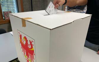 L'urna dove vengono raccolte le schede elettorali si recano alle urne per votare per le elezioni provinciali a Bolzano, 22 ottobre 2023. 
ANSA/G.NEWS ELEZIONI VOTAZIONI URNA SCHEDA ELETTORALE GENERICHE