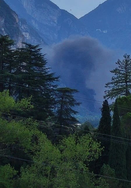 La colonna di fumo che si alza dalla discarica di Trento