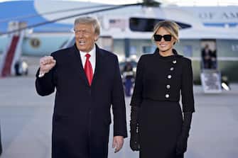 epa08951544 U.S. President Donald Trump (L), gestures while arriving with U.S. First Lady Melania Trump to a farewell ceremony at Joint Base Andrews, Maryland, before the inauguration of Joe Biden as US President in Washington, DC, USA, 20 January 2021. Biden won the 03 November 2020 election to become the 46th President of the United States of America.  EPA/STEFANI REYNOLDS/ POOL